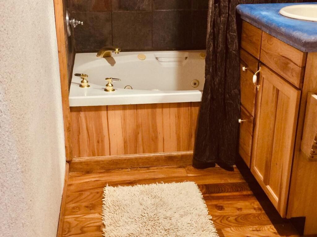 A Lovely House At Way Woods Retreat With Outdoor Hot Tub! - By Sacred Hub Mgmt Holiday home *